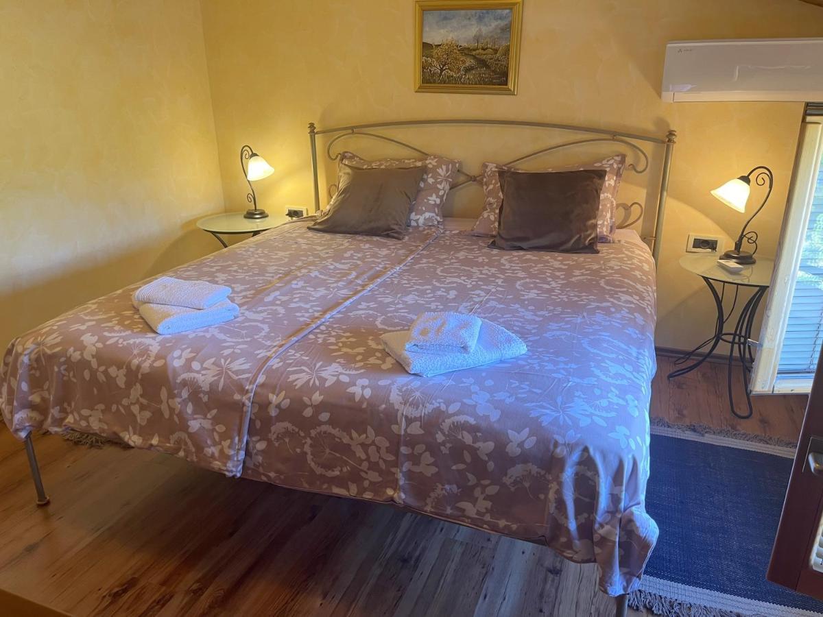 Holiday Home Valmoneda Ровінь Екстер'єр фото
