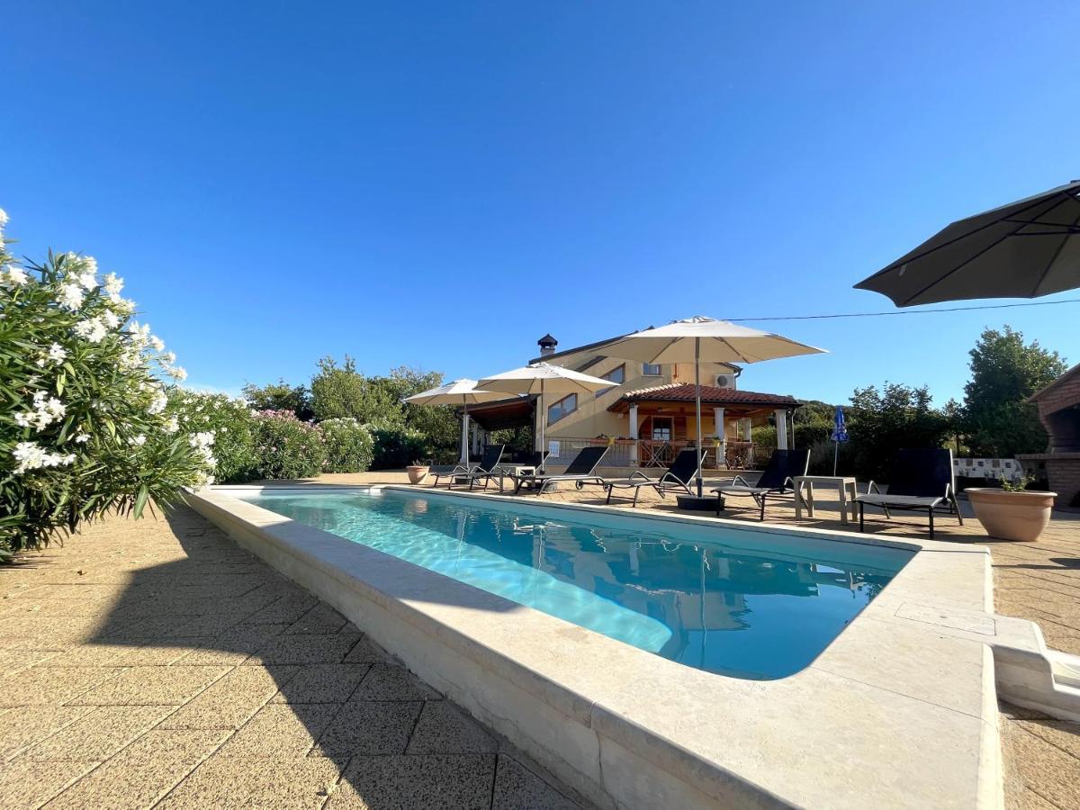 Holiday Home Valmoneda Ровінь Екстер'єр фото