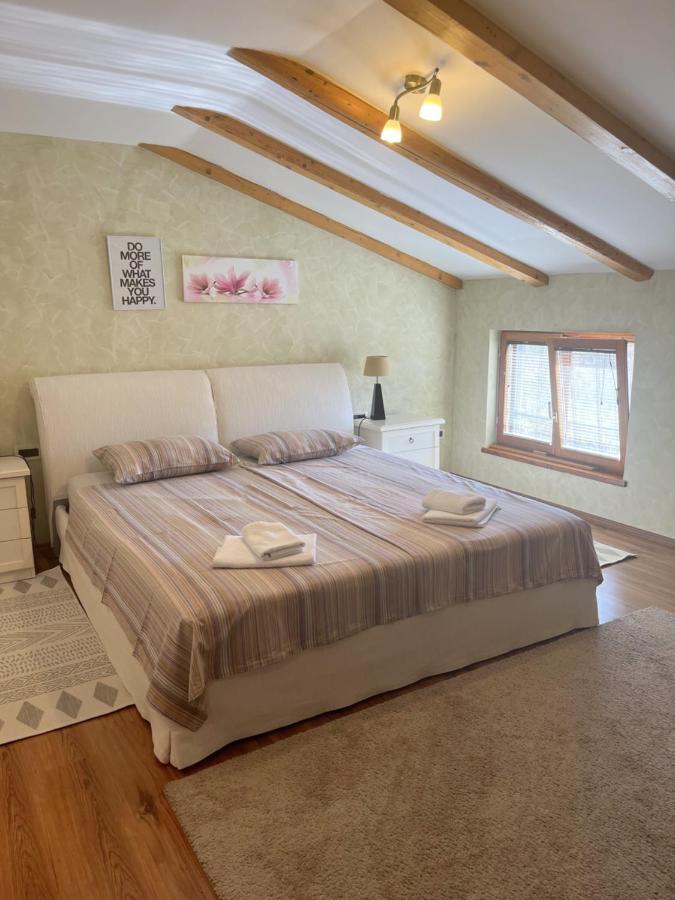 Holiday Home Valmoneda Ровінь Екстер'єр фото