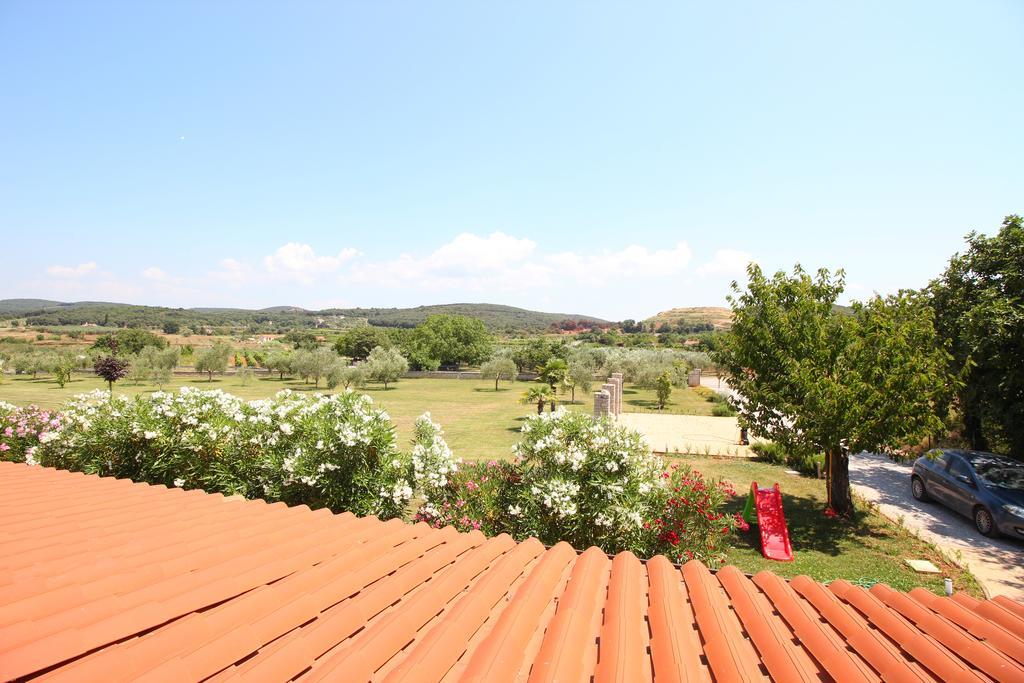 Holiday Home Valmoneda Ровінь Екстер'єр фото