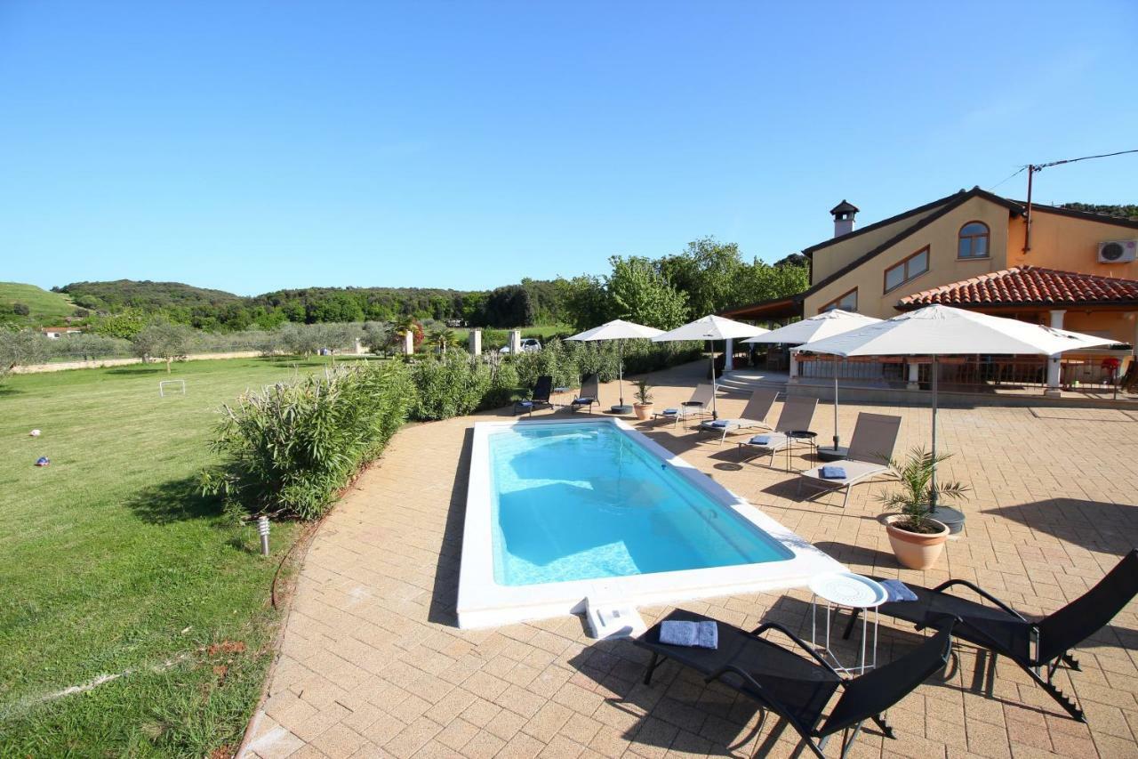 Holiday Home Valmoneda Ровінь Екстер'єр фото