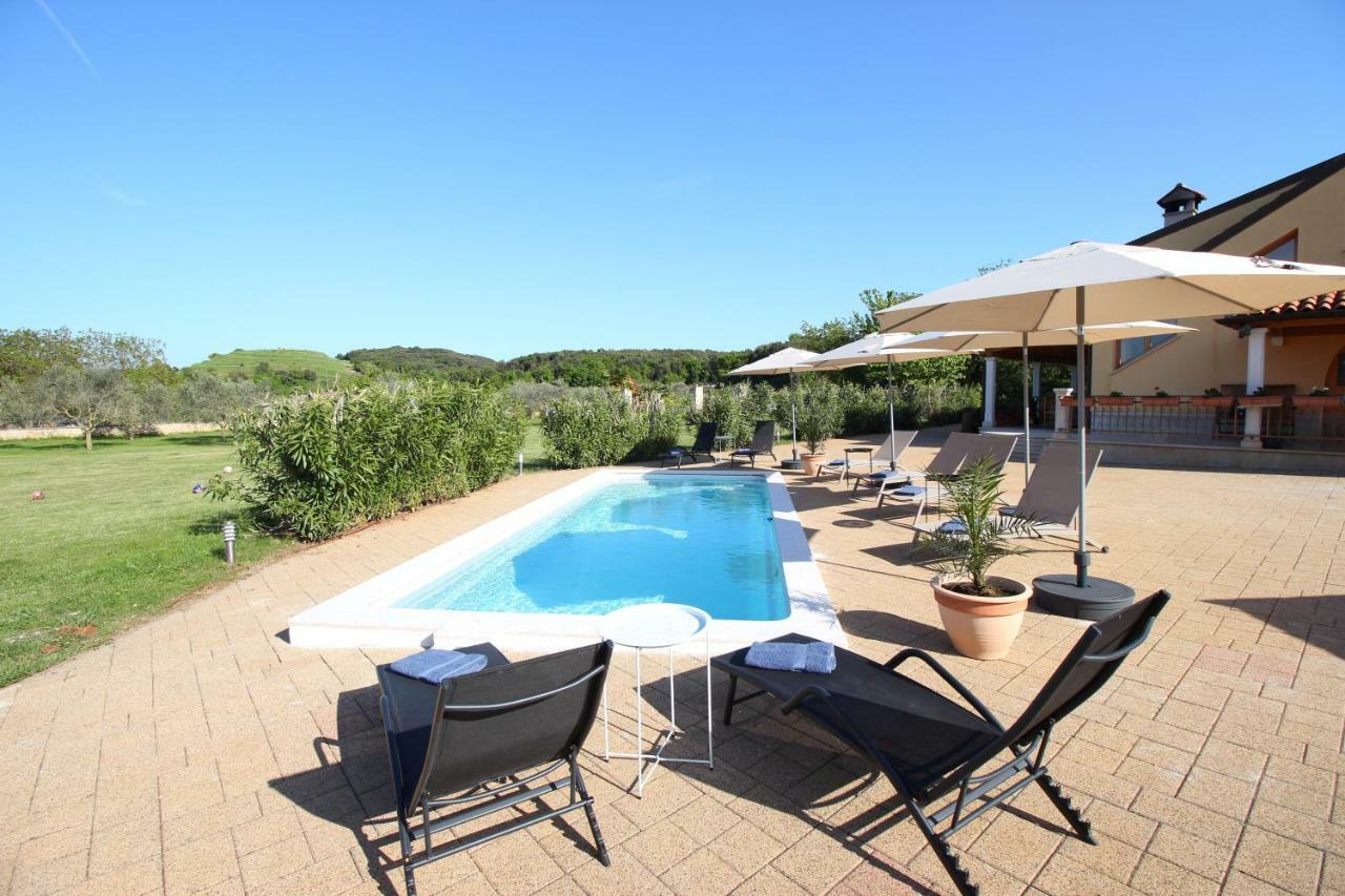 Holiday Home Valmoneda Ровінь Екстер'єр фото